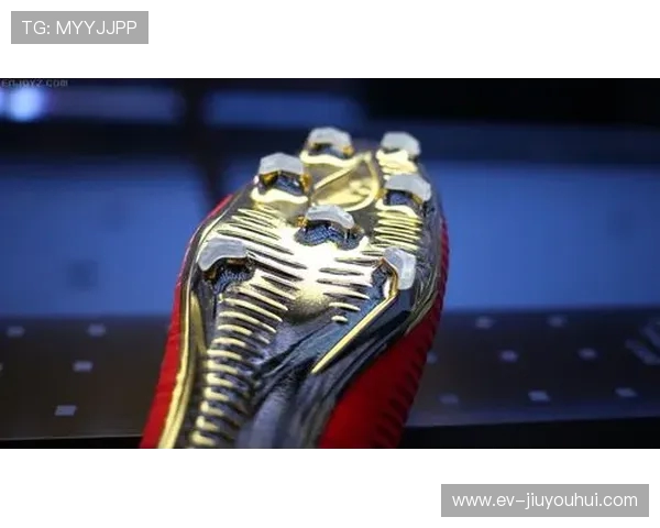 C罗签名限量版足球鞋顶级款完美呈现极致性能与时尚设计