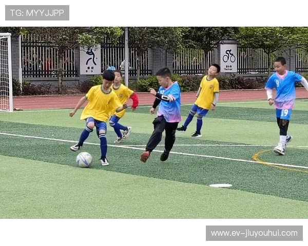 激情飞扬的足球场 她们以力量与技巧完美诠释进球瞬间的魅力